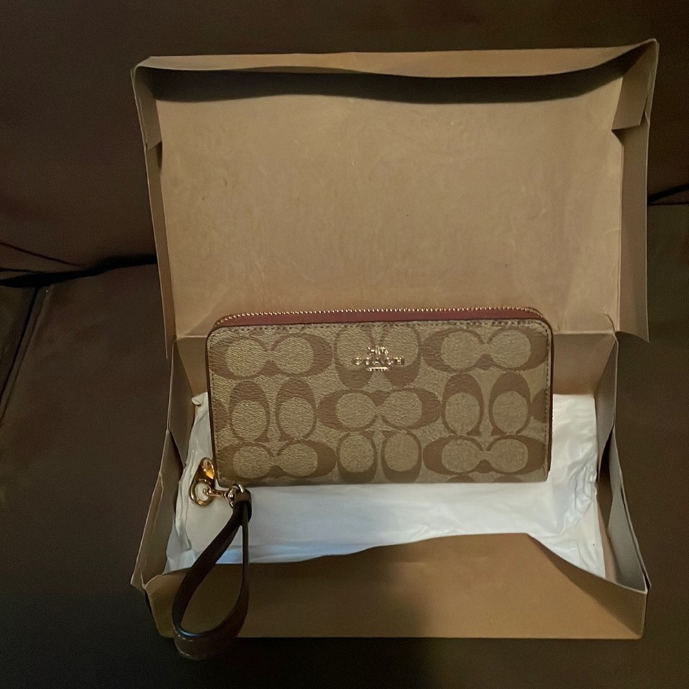 Brand New Coach wallet/wristlet